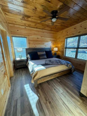 Brand New 4/4 Minutes to Dollywood w/ Hottub!
